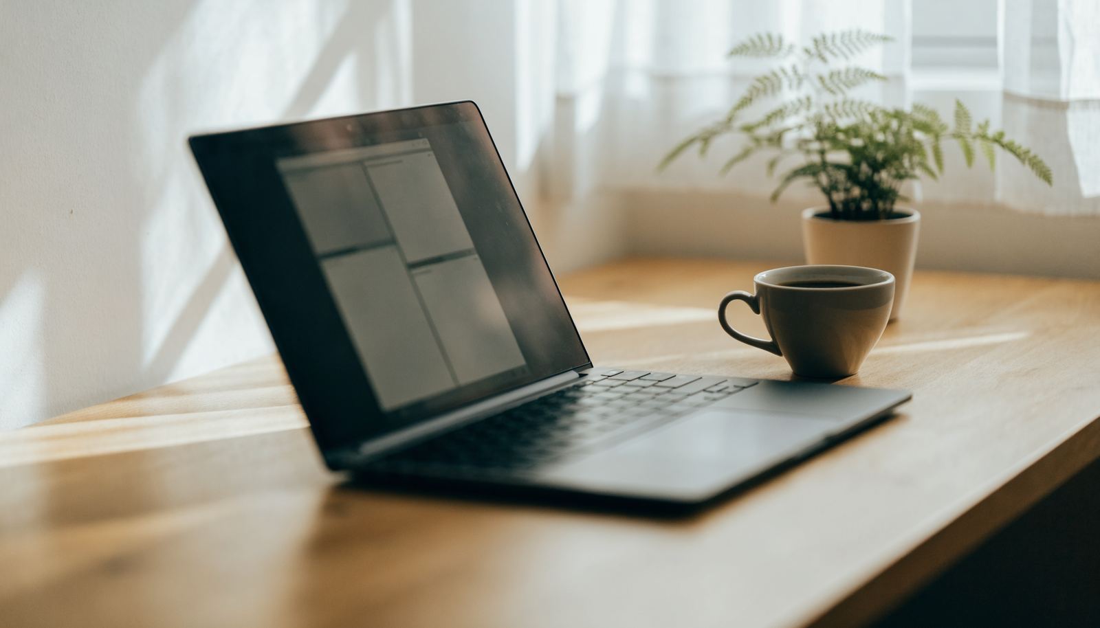Laptop auf einem aufgeräumten Schreibtisch zeigt die Blockstruktur einer WordPress-Seite